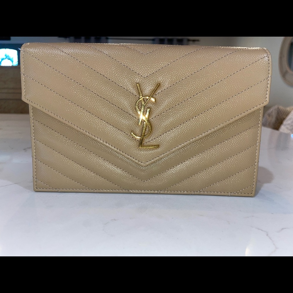 Envelope Chain Wallet in Grain De Poudre Embossed Leather